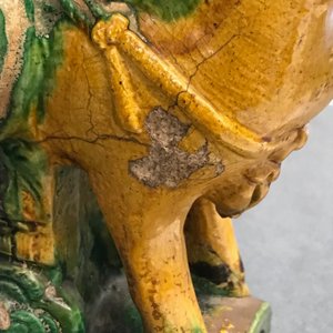 Two Chinese yellow and green-glazed 'horserider' roof tiles, Ming — 照片 19