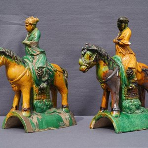 Two Chinese yellow and green-glazed 'horserider' roof tiles, Ming — 照片 28