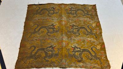 Two Chinese yellow-ground kesi silk 'Dragon' panels, late Ming — photo 18