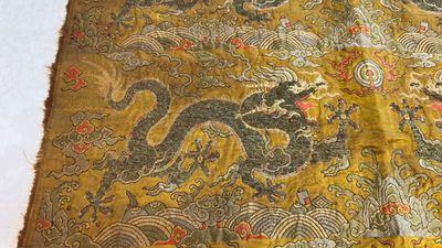 Two Chinese yellow-ground kesi silk 'Dragon' panels, late Ming — photo 20
