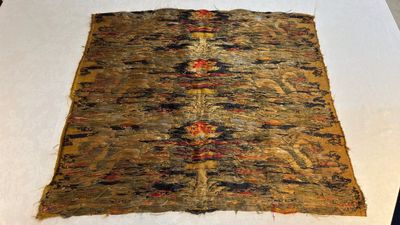 Two Chinese yellow-ground kesi silk 'Dragon' panels, late Ming — photo 27