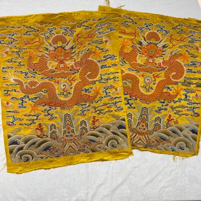 Two Chinese yellow-ground seed-stitch embroidered 'Dragon' panels — foto 1