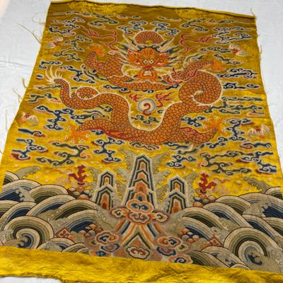 Two Chinese yellow-ground seed-stitch embroidered 'Dragon' panels — foto 11