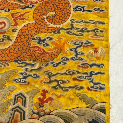Two Chinese yellow-ground seed-stitch embroidered 'Dragon' panels — foto 12