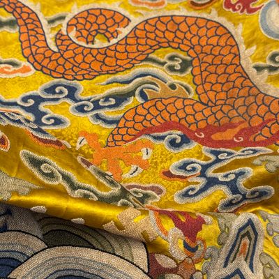 Two Chinese yellow-ground seed-stitch embroidered 'Dragon' panels — foto 13