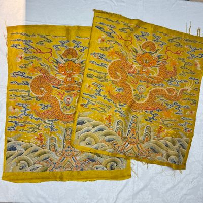 Two Chinese yellow-ground seed-stitch embroidered 'Dragon' panels — foto 14