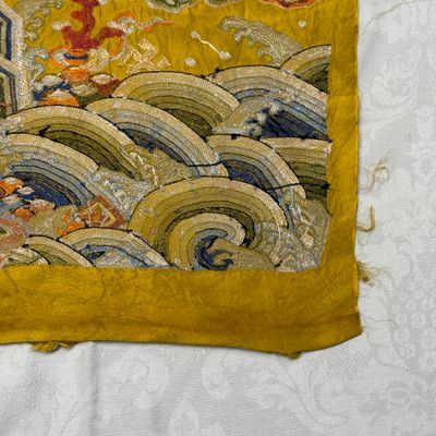 Two Chinese yellow-ground seed-stitch embroidered 'Dragon' panels — foto 15