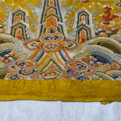 Two Chinese yellow-ground seed-stitch embroidered 'Dragon' panels — foto 16