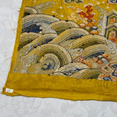 Two Chinese yellow-ground seed-stitch embroidered 'Dragon' panels — foto 17