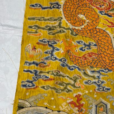 Two Chinese yellow-ground seed-stitch embroidered 'Dragon' panels — foto 18