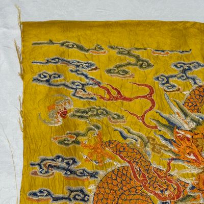 Two Chinese yellow-ground seed-stitch embroidered 'Dragon' panels — foto 19