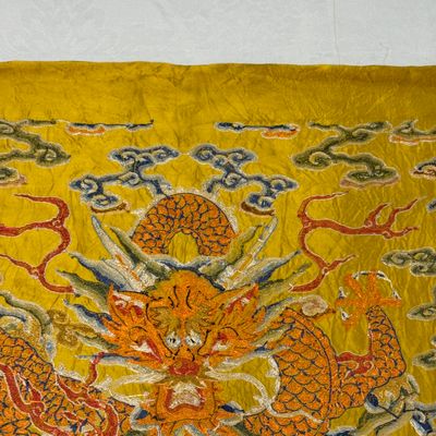 Two Chinese yellow-ground seed-stitch embroidered 'Dragon' panels — foto 20