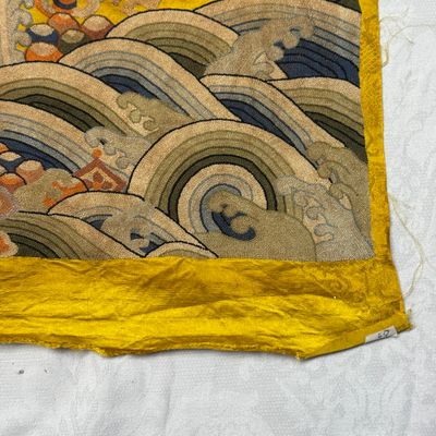 Two Chinese yellow-ground seed-stitch embroidered 'Dragon' panels — foto 2