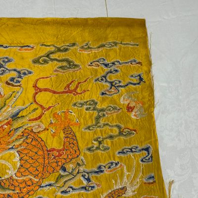 Two Chinese yellow-ground seed-stitch embroidered 'Dragon' panels — foto 21