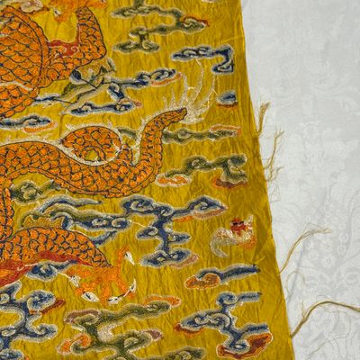 Two Chinese yellow-ground seed-stitch embroidered 'Dragon' panels — foto 22