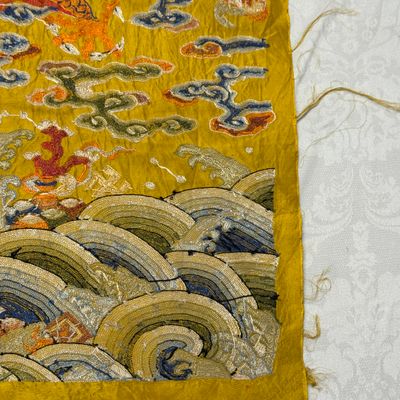 Two Chinese yellow-ground seed-stitch embroidered 'Dragon' panels — foto 23