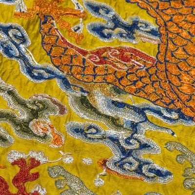 Two Chinese yellow-ground seed-stitch embroidered 'Dragon' panels — foto 24