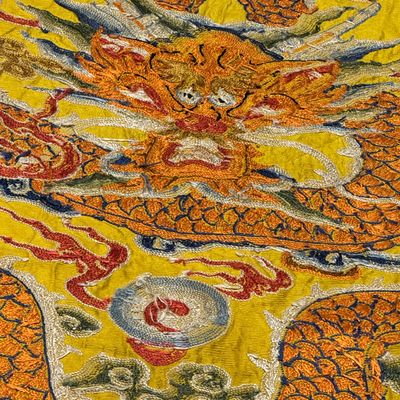 Two Chinese yellow-ground seed-stitch embroidered 'Dragon' panels — foto 25