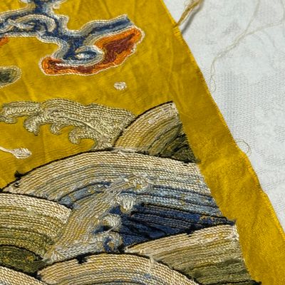 Two Chinese yellow-ground seed-stitch embroidered 'Dragon' panels — foto 26