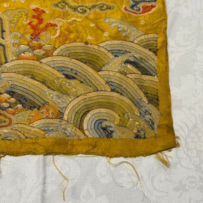 Two Chinese yellow-ground seed-stitch embroidered 'Dragon' panels — foto 27