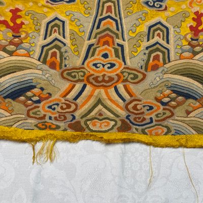 Two Chinese yellow-ground seed-stitch embroidered 'Dragon' panels — foto 28