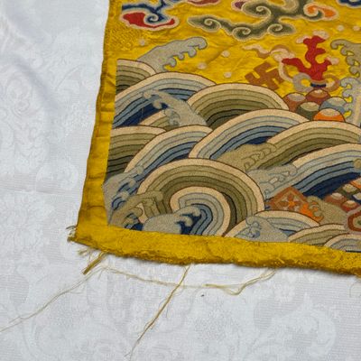 Two Chinese yellow-ground seed-stitch embroidered 'Dragon' panels — foto 29