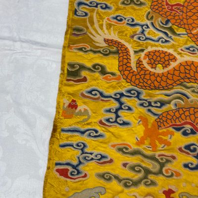 Two Chinese yellow-ground seed-stitch embroidered 'Dragon' panels — foto 30