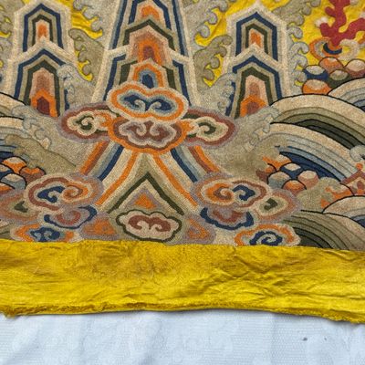 Two Chinese yellow-ground seed-stitch embroidered 'Dragon' panels — foto 3
