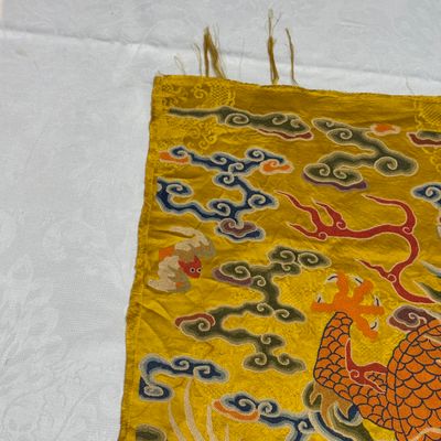 Two Chinese yellow-ground seed-stitch embroidered 'Dragon' panels — foto 31