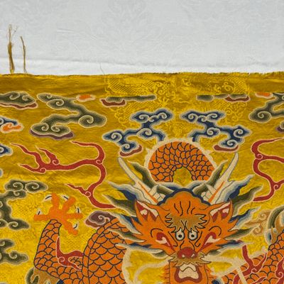 Two Chinese yellow-ground seed-stitch embroidered 'Dragon' panels — foto 32