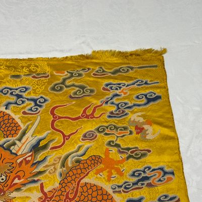 Two Chinese yellow-ground seed-stitch embroidered 'Dragon' panels — foto 33