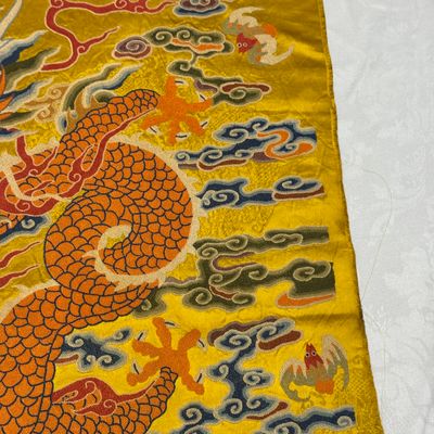 Two Chinese yellow-ground seed-stitch embroidered 'Dragon' panels — foto 34