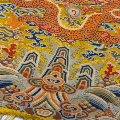 Two Chinese yellow-ground seed-stitch embroidered 'Dragon' panels — foto 35