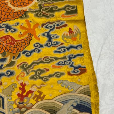 Two Chinese yellow-ground seed-stitch embroidered 'Dragon' panels — foto 36