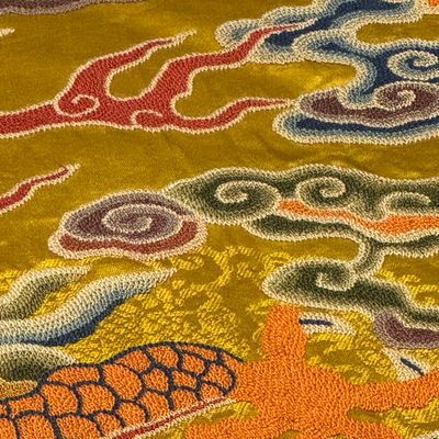Two Chinese yellow-ground seed-stitch embroidered 'Dragon' panels — foto 37