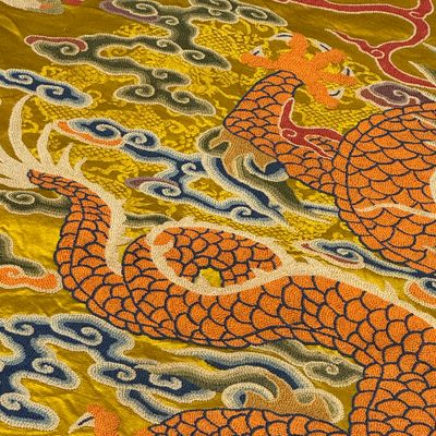 Two Chinese yellow-ground seed-stitch embroidered 'Dragon' panels — foto 39