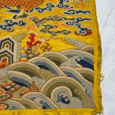 Two Chinese yellow-ground seed-stitch embroidered 'Dragon' panels — foto 40