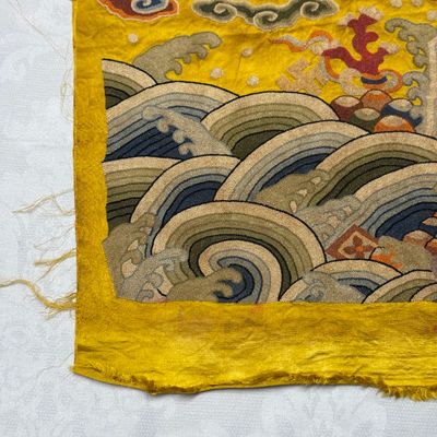 Two Chinese yellow-ground seed-stitch embroidered 'Dragon' panels — foto 4