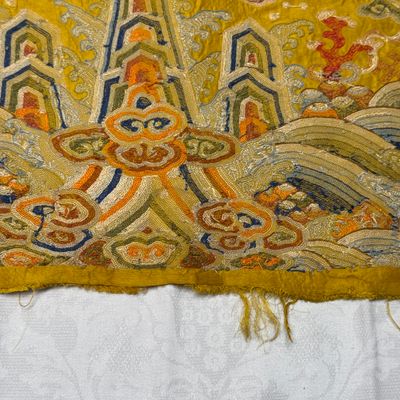 Two Chinese yellow-ground seed-stitch embroidered 'Dragon' panels — foto 41