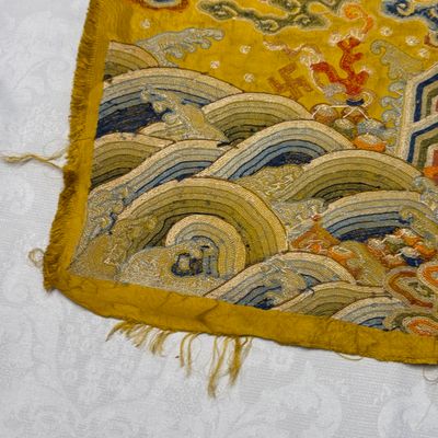 Two Chinese yellow-ground seed-stitch embroidered 'Dragon' panels — foto 42