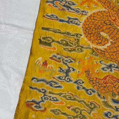 Two Chinese yellow-ground seed-stitch embroidered 'Dragon' panels — foto 43