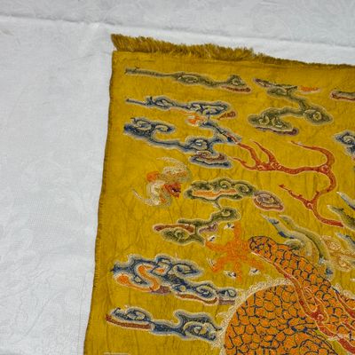 Two Chinese yellow-ground seed-stitch embroidered 'Dragon' panels — foto 44