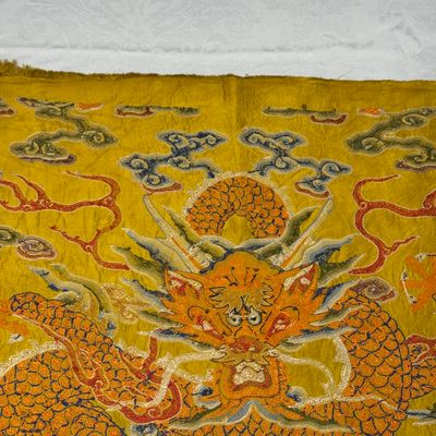 Two Chinese yellow-ground seed-stitch embroidered 'Dragon' panels — foto 45