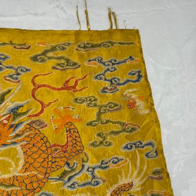 Two Chinese yellow-ground seed-stitch embroidered 'Dragon' panels — foto 46
