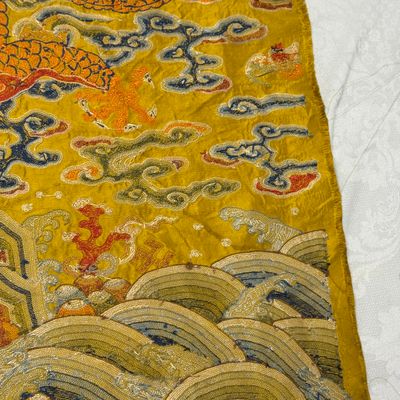 Two Chinese yellow-ground seed-stitch embroidered 'Dragon' panels — foto 47