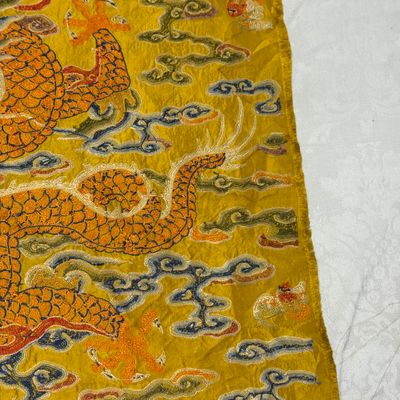 Two Chinese yellow-ground seed-stitch embroidered 'Dragon' panels — foto 48