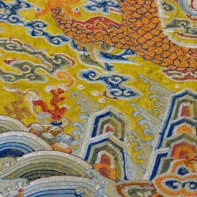 Two Chinese yellow-ground seed-stitch embroidered 'Dragon' panels — foto 49