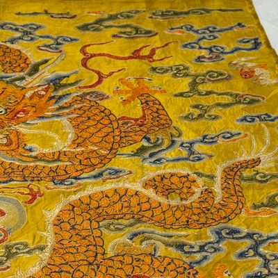 Two Chinese yellow-ground seed-stitch embroidered 'Dragon' panels — foto 50