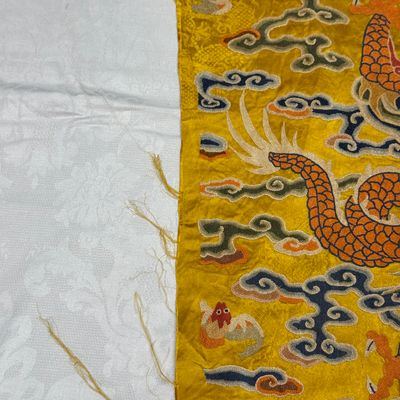 Two Chinese yellow-ground seed-stitch embroidered 'Dragon' panels — foto 5