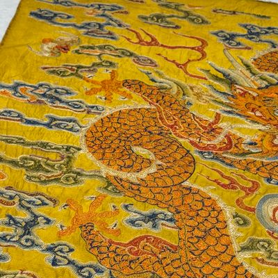 Two Chinese yellow-ground seed-stitch embroidered 'Dragon' panels — foto 51